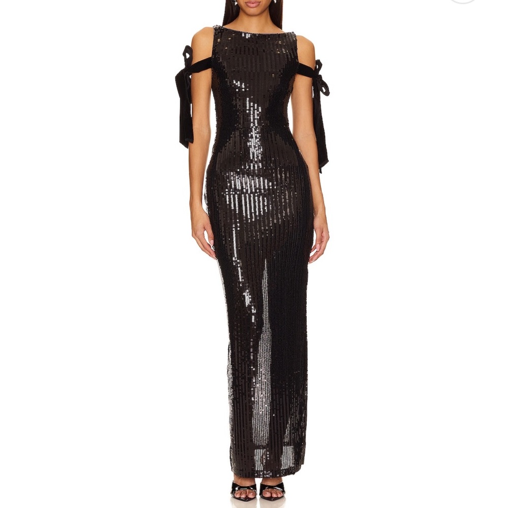 Alayna Gown in Black
Camila Coelho